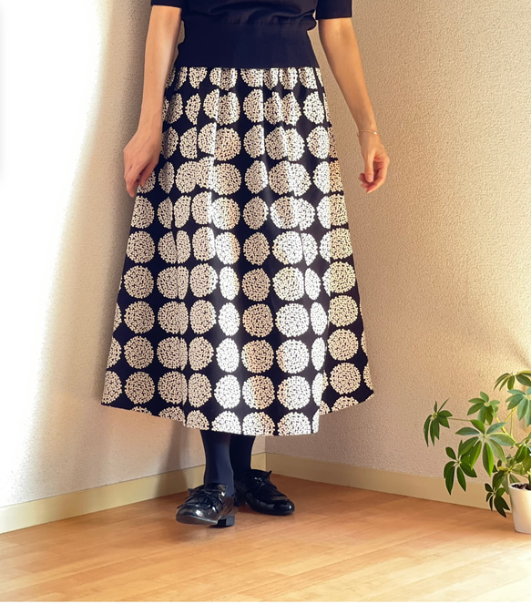 【サイズSから４L】北欧柄 １枚で履けるギャザースカート　黒 5枚目の画像