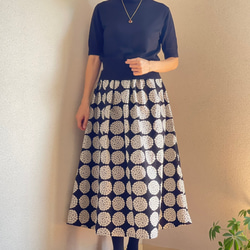 【サイズSから４L】北欧柄 １枚で履けるギャザースカート　黒 1枚目の画像