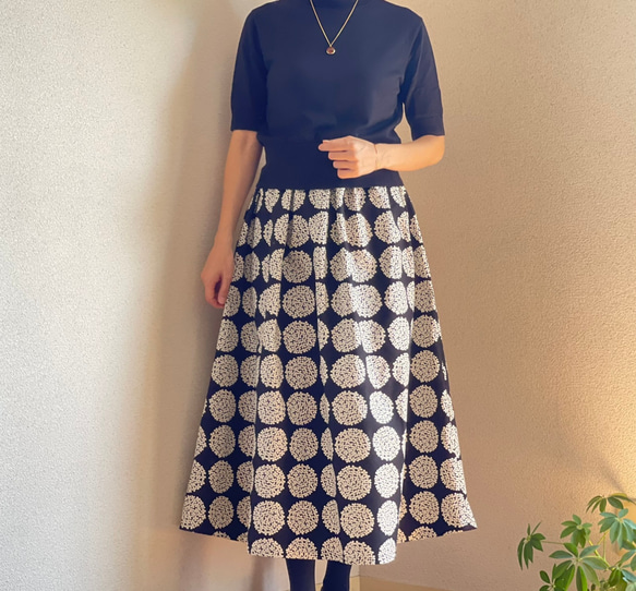 【サイズSから４L】北欧柄 １枚で履けるギャザースカート　黒 1枚目の画像