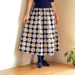 【サイズSから４L】北欧柄 １枚で履けるギャザースカート　黒 3枚目の画像