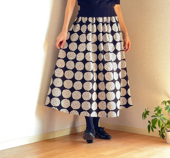【サイズSから４L】北欧柄 １枚で履けるギャザースカート　黒 3枚目の画像