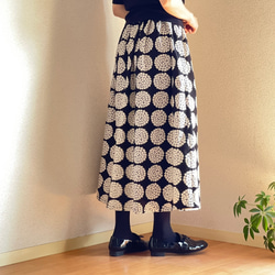 【サイズSから４L】北欧柄 １枚で履けるギャザースカート　黒 4枚目の画像