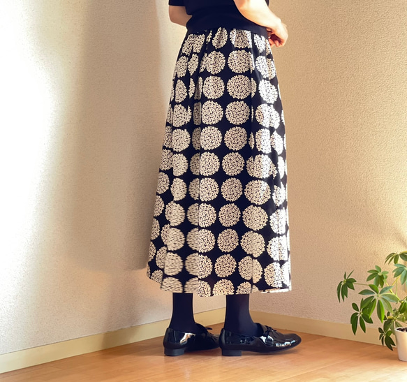 【サイズSから４L】北欧柄 １枚で履けるギャザースカート　黒 4枚目の画像