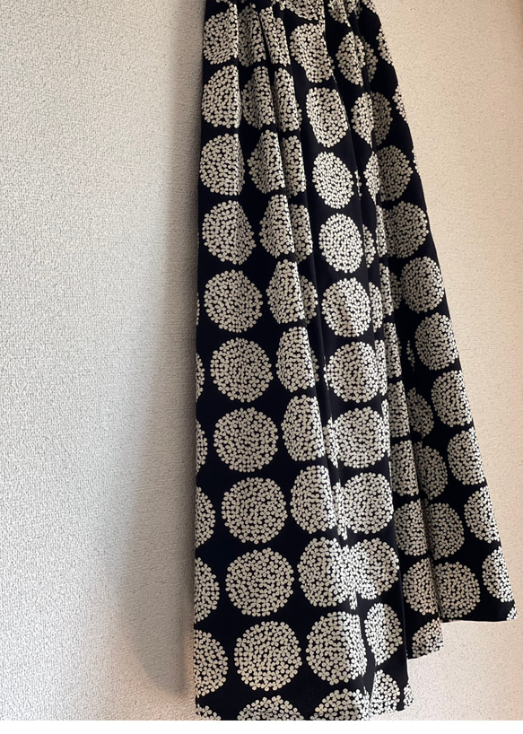 【サイズSから４L】北欧柄 １枚で履けるギャザースカート　黒 9枚目の画像