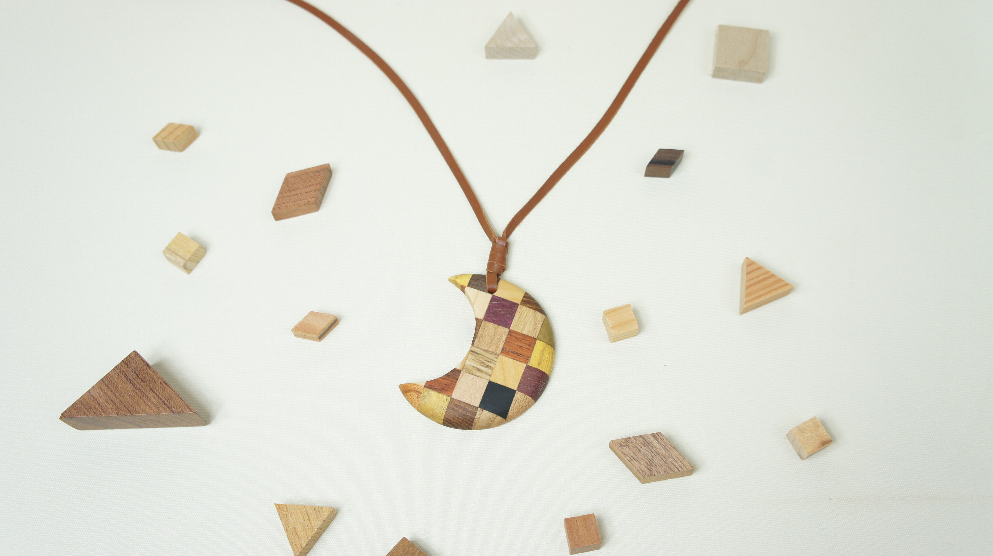 寄木の三日月ペンダント