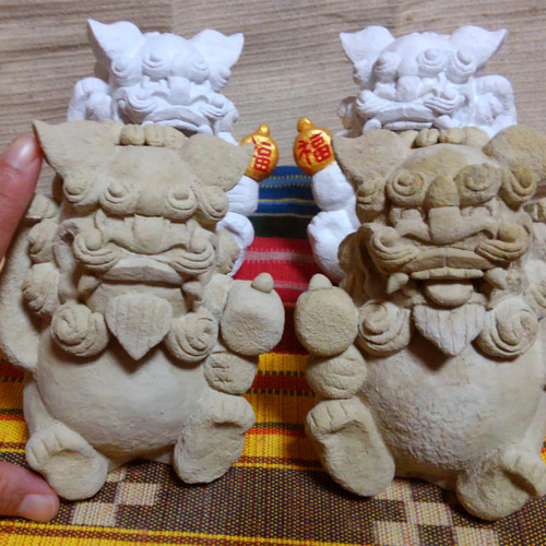 在庫販売）招きシーサー1体のみ/笑い目正面向き腕右上げ 招き猫 琉球