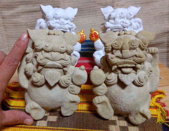 シーサー 在庫販売）招きシーサー1体のみ/笑い目正面向き腕右上げ 招き猫 琉球