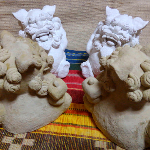 在庫販売）招きシーサー1体のみ/笑い目正面向き腕右上げ 招き猫 琉球