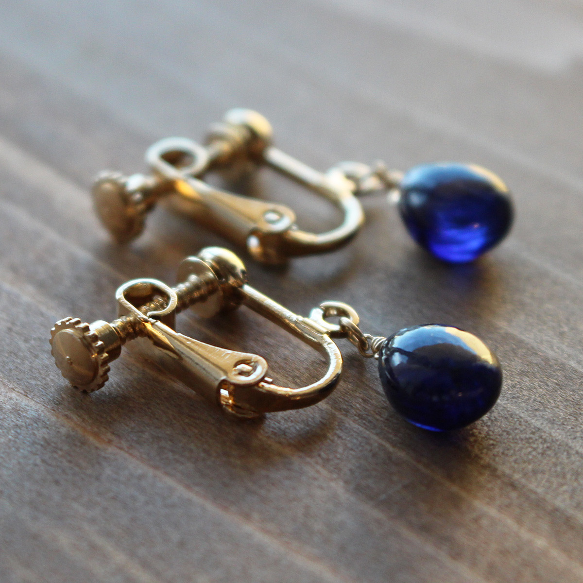 ✨9月誕生石✨ ブルーサファイア＜プレーン＞のイヤリング（真鍮 ※ニッケルフリー）