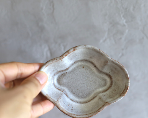 鉄粉のある 木瓜の豆皿 艶のある白 アンティークな雰囲気のある陶器