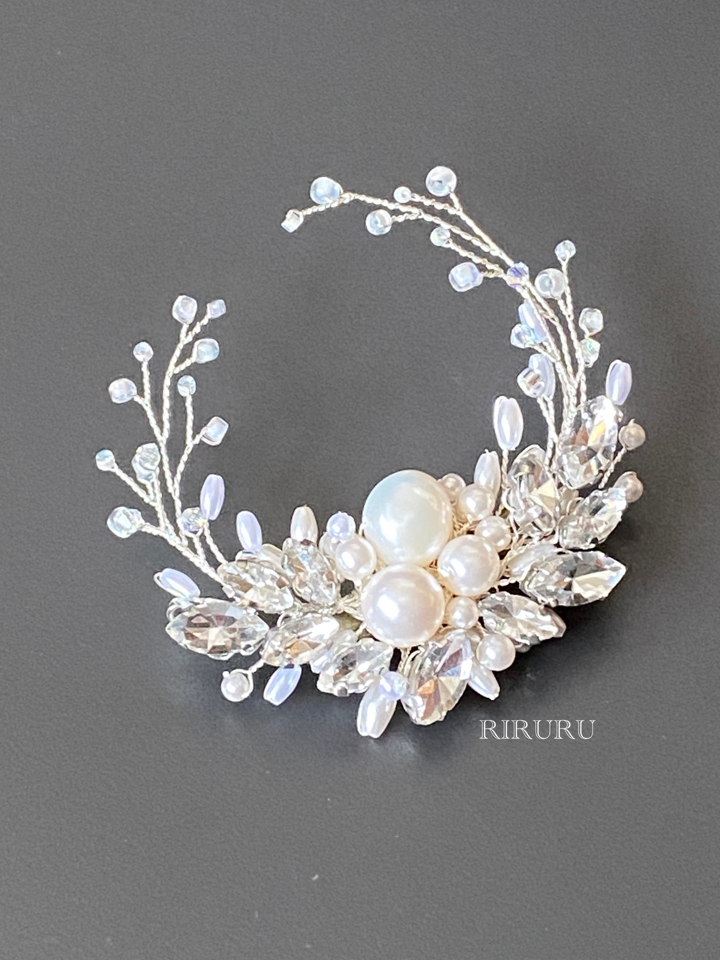 パールとビジューの小枝ブローチサークル(M)シルバー 〈受注製作〉フォーマル、入学式、卒業式、結婚式、贈り物