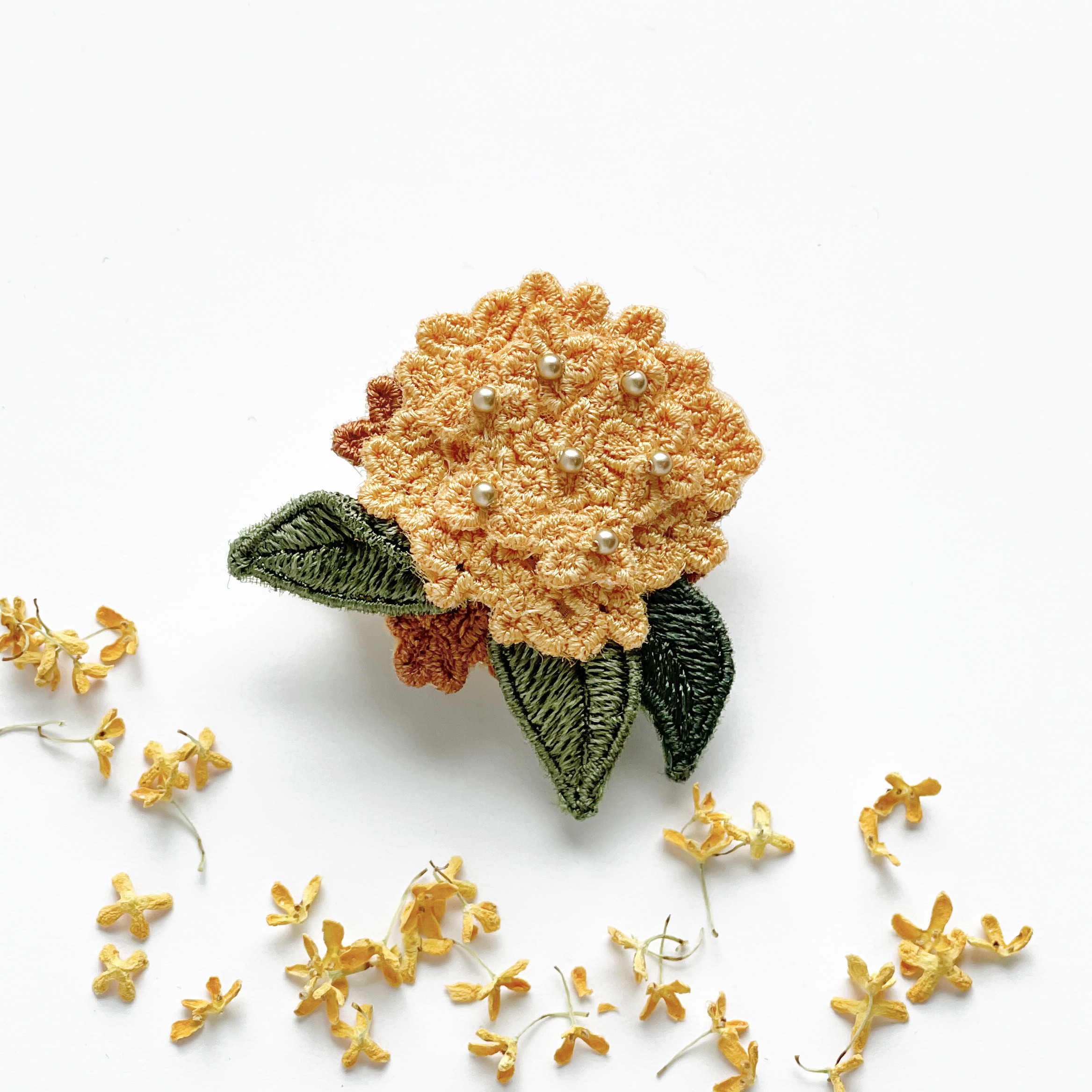 Carven 金色の花束ブローチ