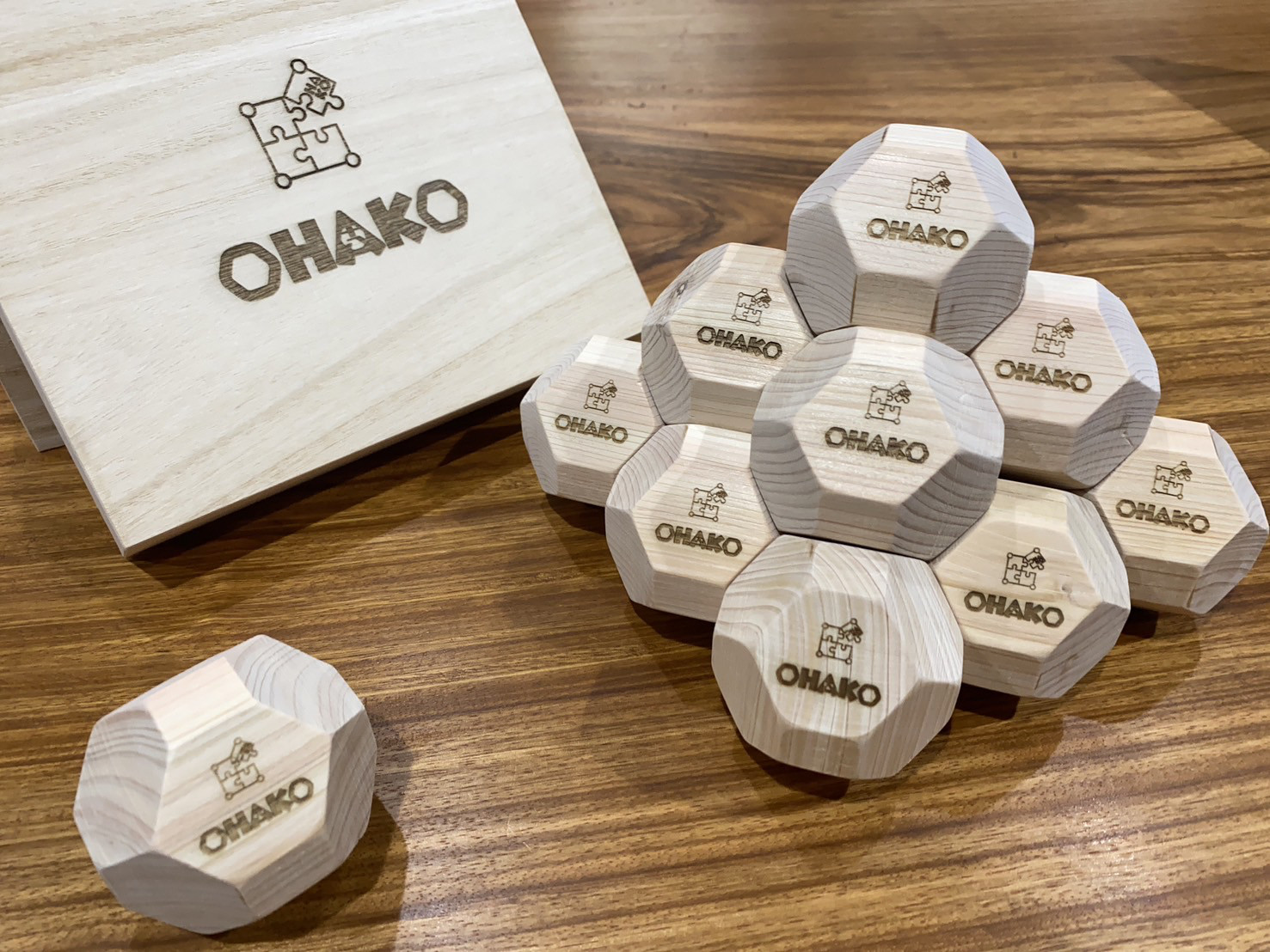 【誕生日祝いにおすすめ】国産ヒノキの子どもの発想力を養う頭の回転トレーニング脳トレ１８面体積み木ブロック