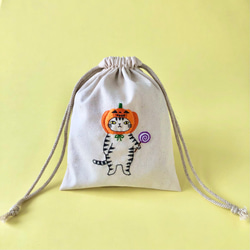 シー様オーダー　刺繍　ハンドメイド　巾着　パグ　犬　手刺繍　キナリ　巾着ポーチ 冬季限定》＊手刺繍＊巾着ポーチ（寒がりパグ） 巾着袋 ココカカオ