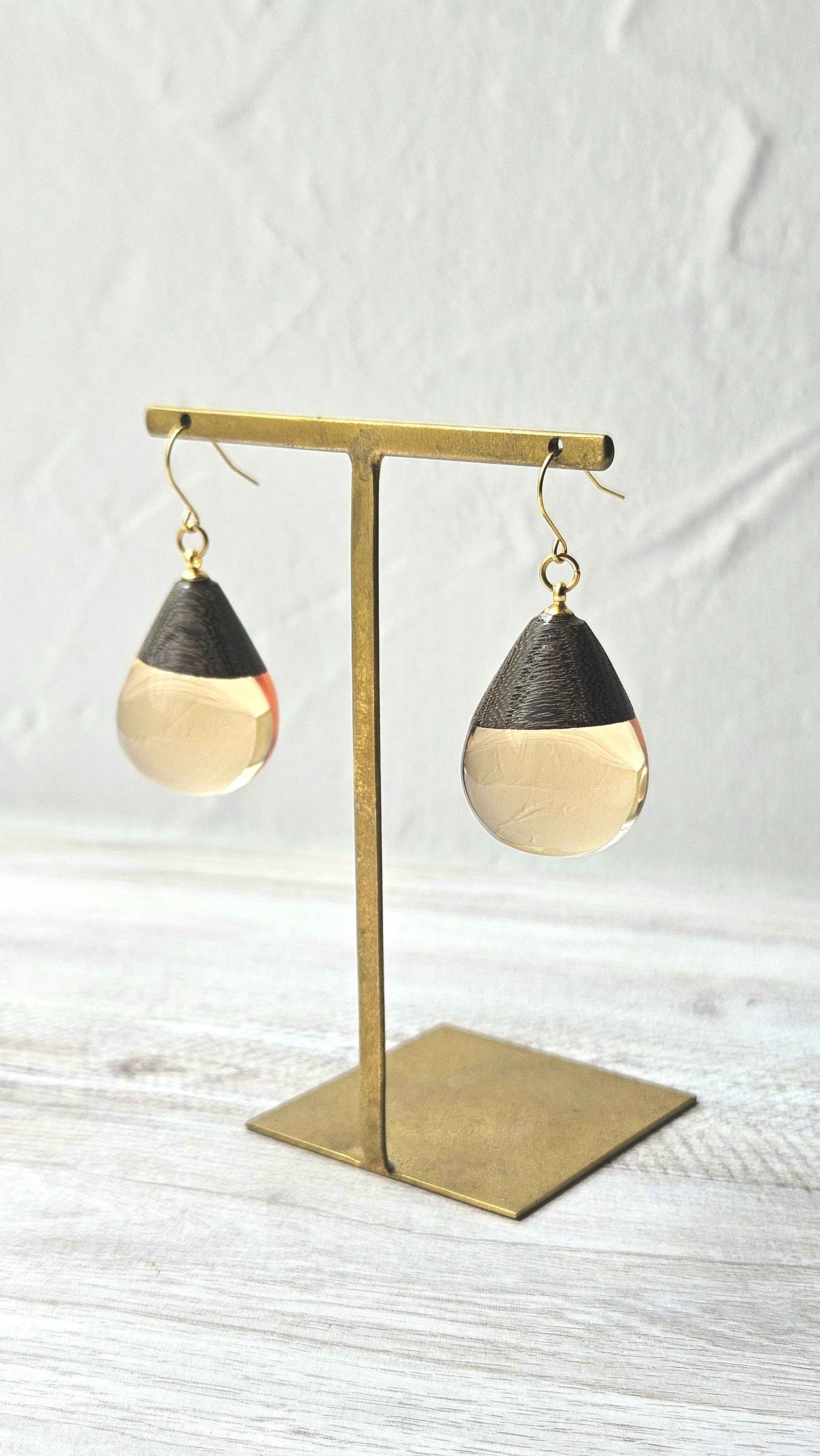 ウッドレジンピアス/イヤリング　希少天然木【神代けやき】うるつや雫　透明感　こっくりカラー