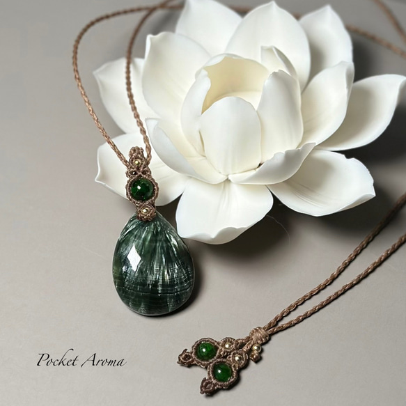 『翠羽詩』セラフィナイトとダイオプサイトのマクラメペンダントネックレス 翠羽』セラフィナイトとダイオプサイトのマクラメペンダントネックレス