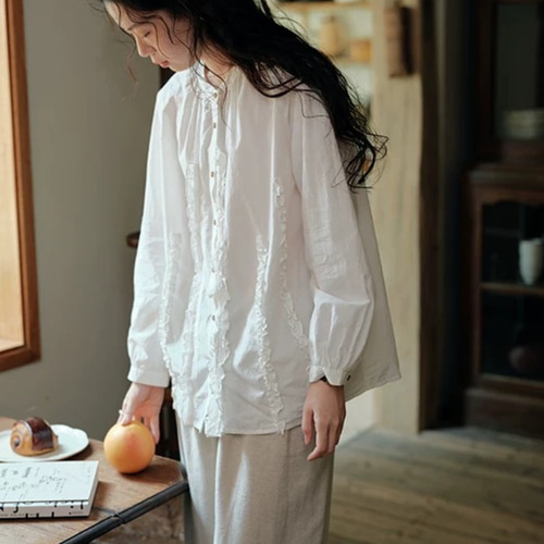 ◇ 新作【胸元フリル ウッドボタン】オフホワイト リネン 麻 綿 シャツ