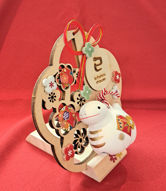 202５ 干支飾り 巳♡ 梅の花型お正月飾り 壁掛け・卓上両用タイプ 4枚目の画像