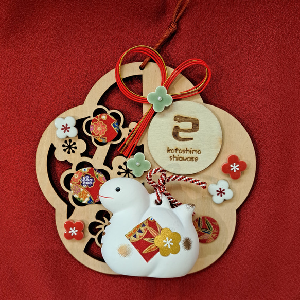 202５ 干支飾り 巳♡ 梅の花型お正月飾り 壁掛け・卓上両用タイプ 2枚目の画像