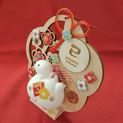 202５ 干支飾り 巳♡ 梅の花型お正月飾り 壁掛け・卓上両用タイプ 3枚目の画像