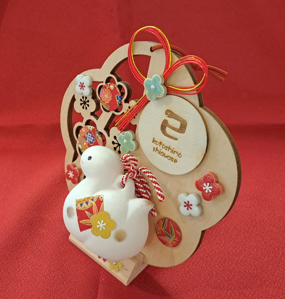 202５ 干支飾り 巳♡ 梅の花型お正月飾り 壁掛け・卓上両用タイプ 3枚目の画像