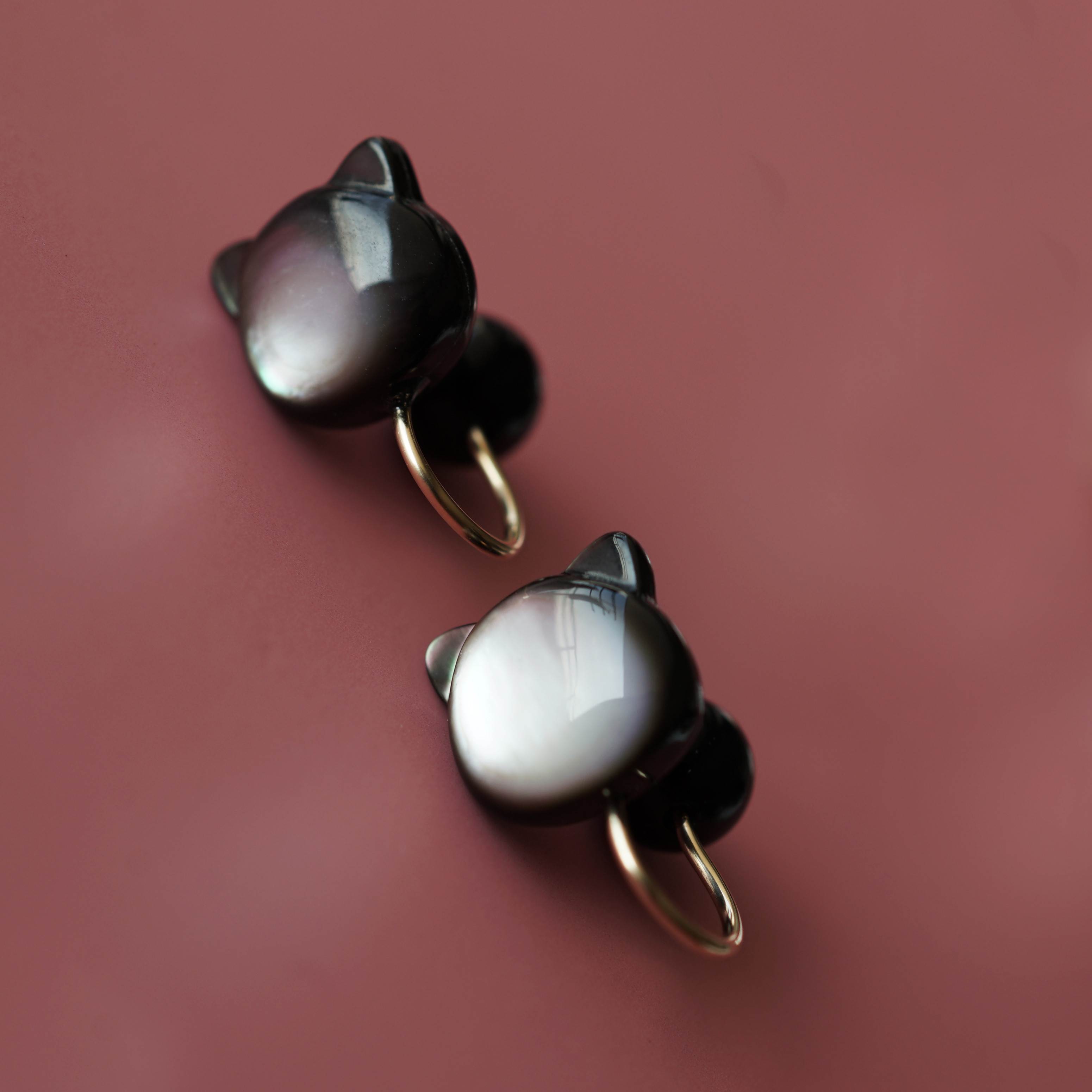 14KGFイヤーカフ★黒蝶貝の猫　～黒猫