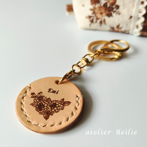 名入れ無料】誕生花の本革キーホルダー【9月 ダリア】ポケット付き