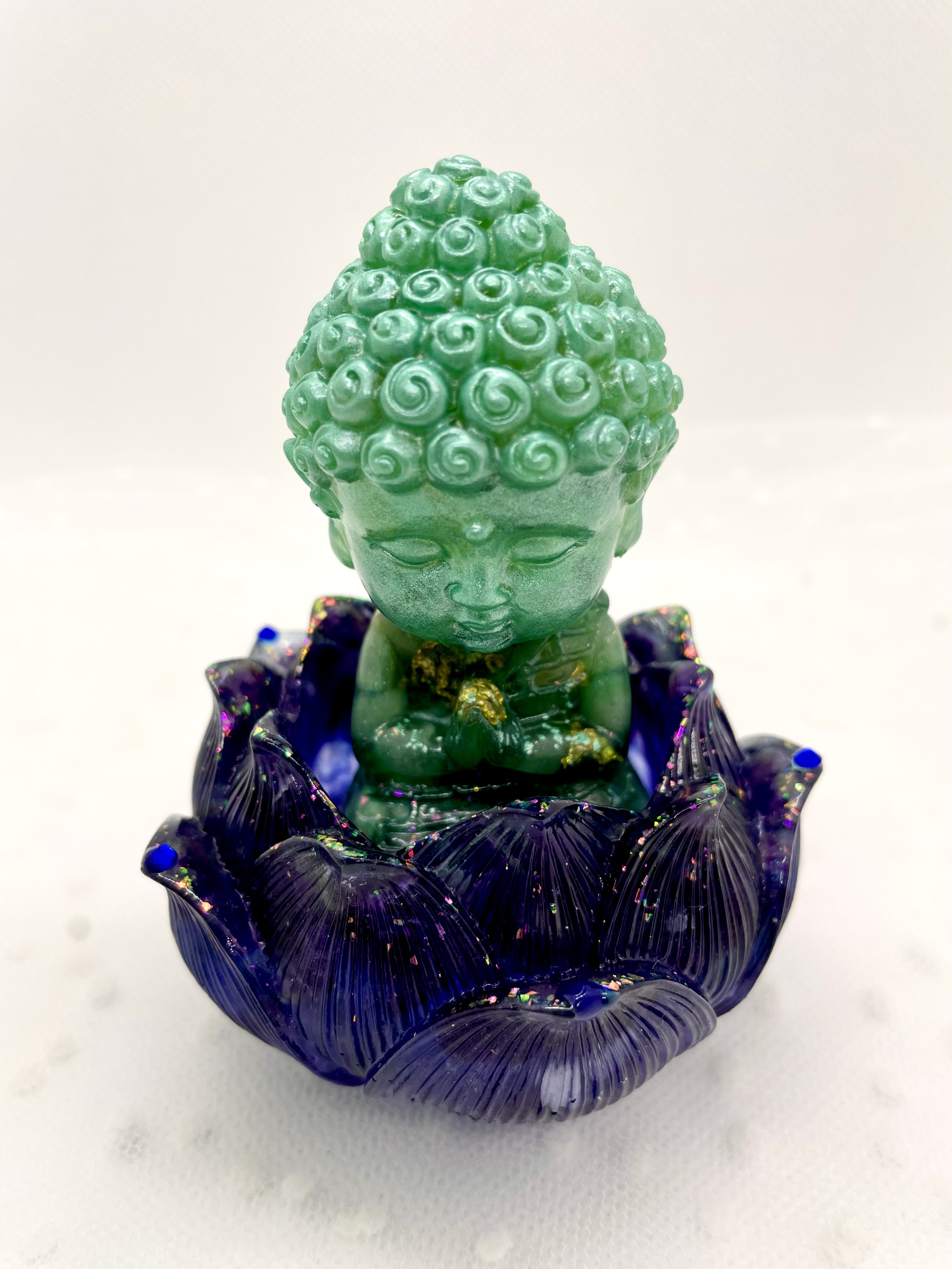 緑色の仏陀様のオルゴナイトと藍色の蓮の器のオルゴナイトセット