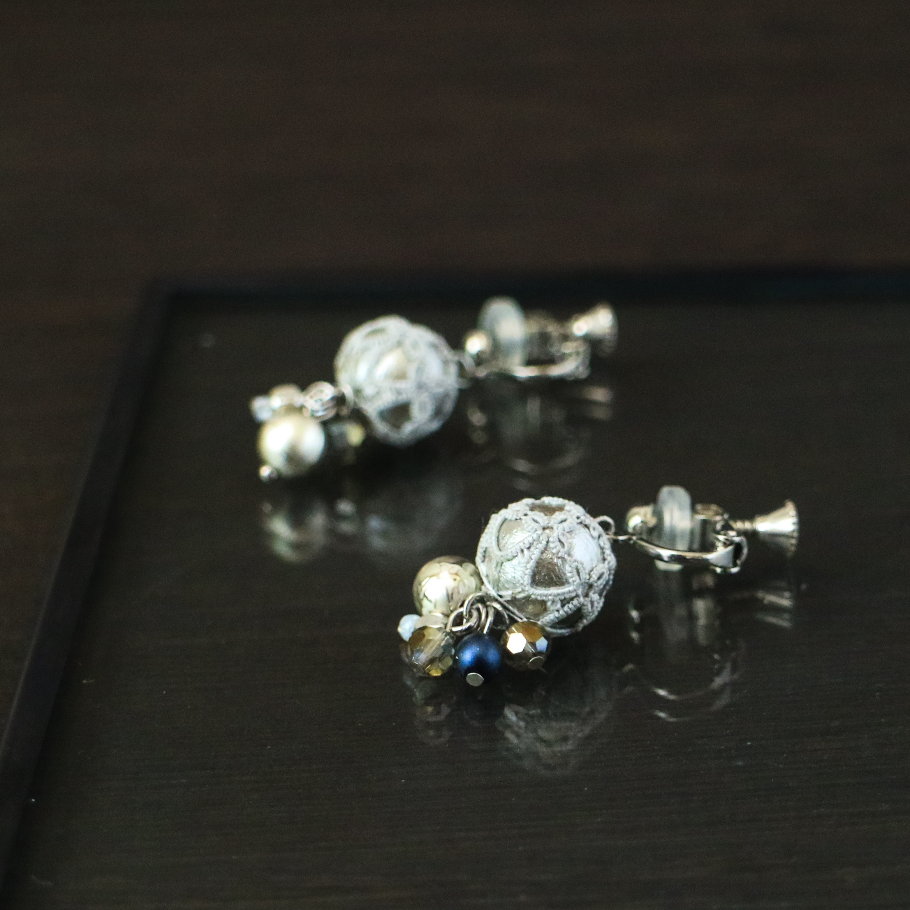 【受注制作】コットンパールとシルク糸のタティングボールピアス・イヤリング｜こぶり｜セレモニー｜控えめ｜揺れる｜グレー