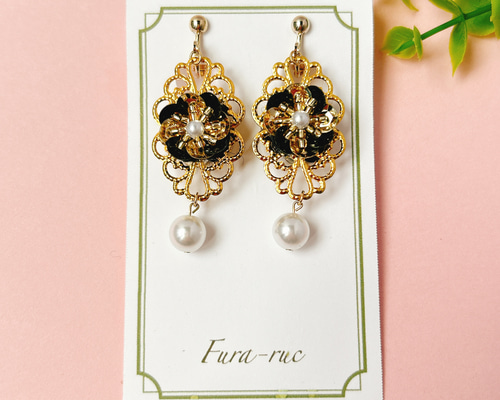 透かしパーツのイヤリング（ブラック&ゴールド） イヤリング