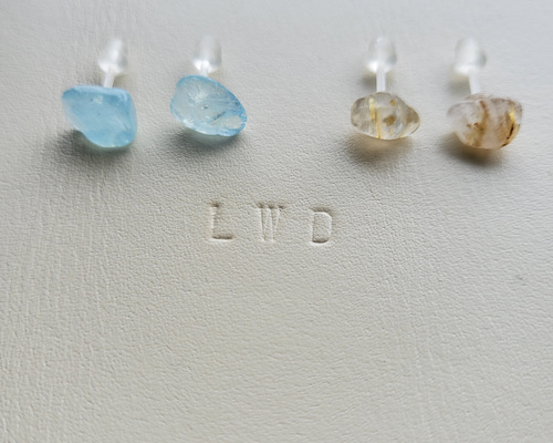 SALE】アクアマリンとタイチンルチルクォーツの樹脂ポストピアスの 
