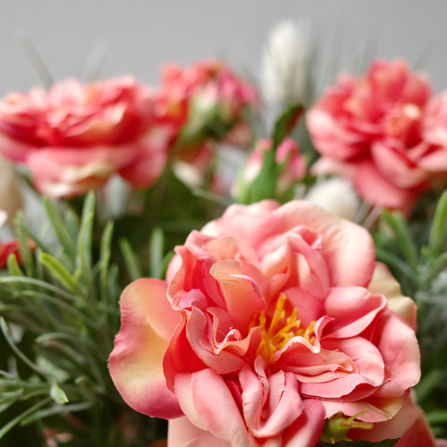 コーラルピンクローズのアレンジメント 造花 アレンジメント 胡蝶蘭