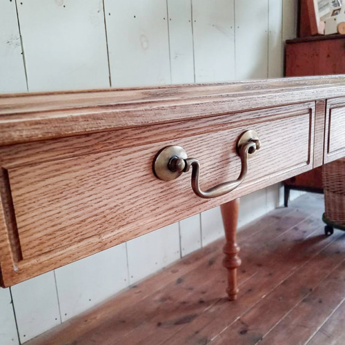 引き出し付きアンティークテーブル かわいいアンティークデスク