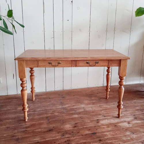 引き出し付きアンティークテーブル かわいいアンティークデスク