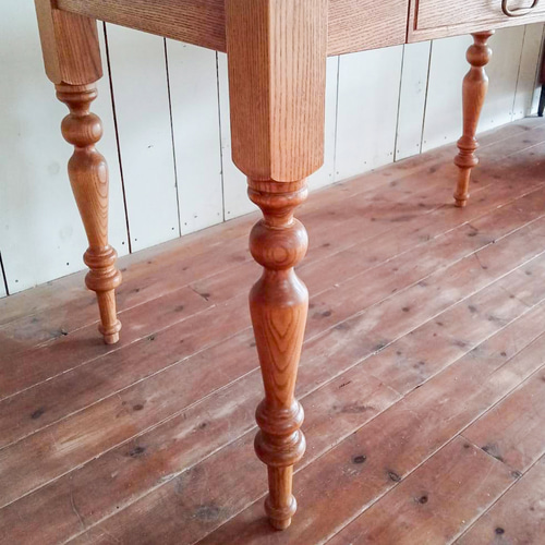 引き出し付きアンティークテーブル かわいいアンティークデスク