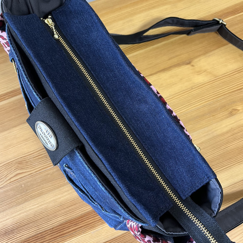 送料込みデニムリメイクバッグ（M）No.599☆ショルダーバッグ 斜めがけ