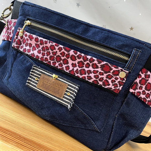 送料込みデニムリメイクバッグ（M）No.599☆ショルダーバッグ 斜めがけ