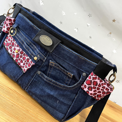 送料込みデニムリメイクバッグ（M）No.599☆ショルダーバッグ 斜めがけ