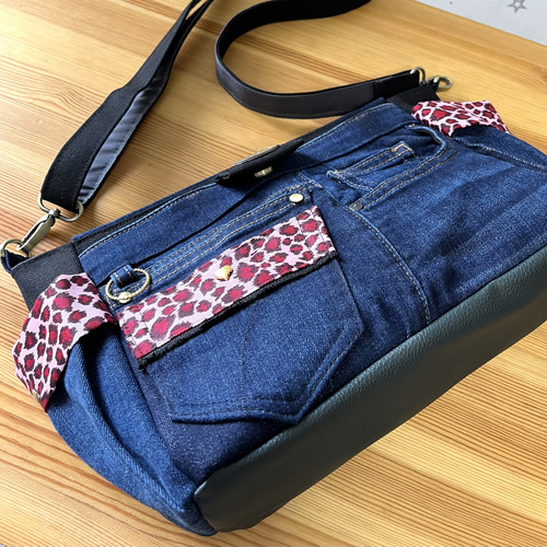 送料込みデニムリメイクバッグ（M）No.599☆ショルダーバッグ 斜めがけ