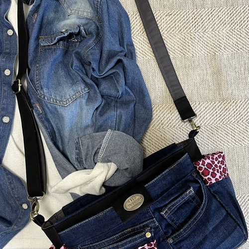 送料込みデニムリメイクバッグ（M）No.599☆ショルダーバッグ 斜めがけ