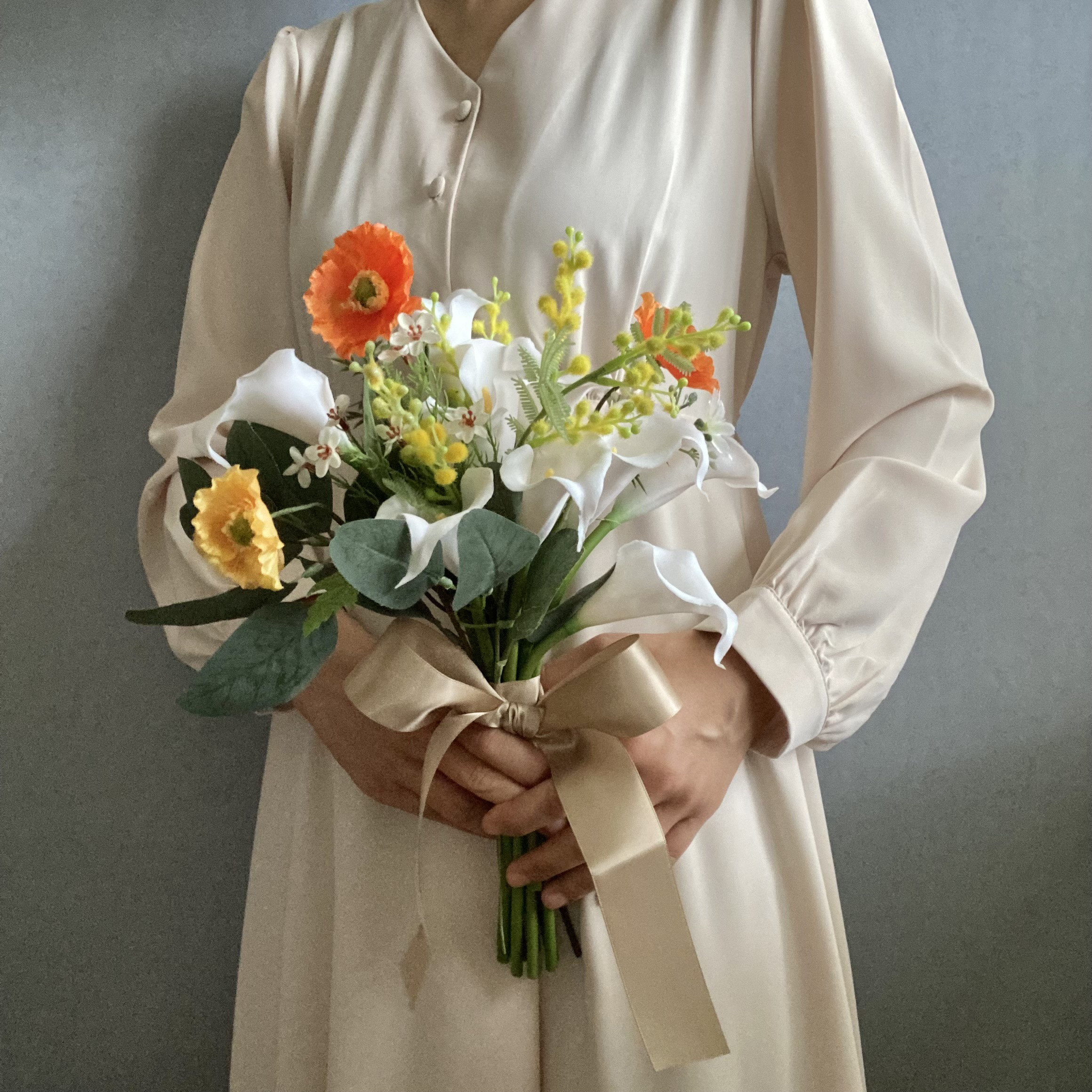 カラーとポピー、ミモザのクラッチブーケ＊ホワイト・オレンジ・イエロー