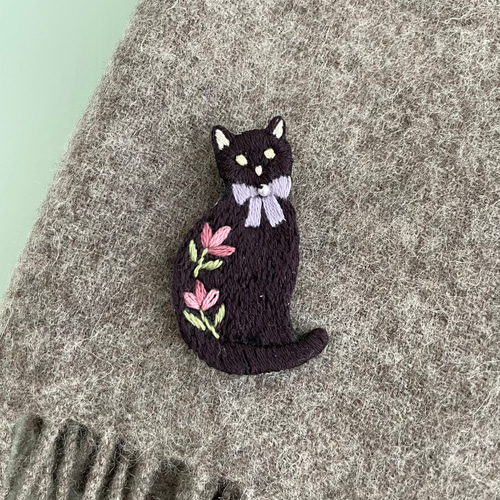黒猫の刺繍ブローチ ブローチ capriccio 通販 18182473｜Creema