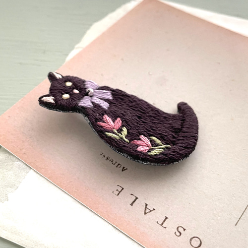 黒猫の刺繍ブローチ ブローチ capriccio 通販 18182473｜Creema