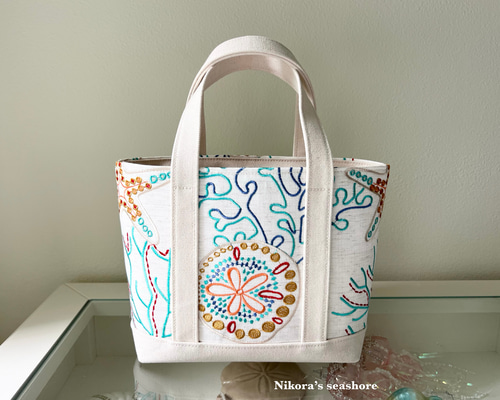 トートバッグ 31×20×10cm カラフルな海物刺繍／生成り帆布8号