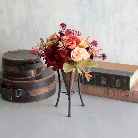 秋色ローズと小花が溢れるナチュラルアレンジメント 3枚目の画像