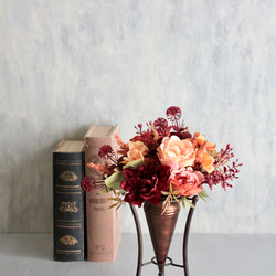 秋色ローズと小花が溢れるナチュラルアレンジメント 8枚目の画像