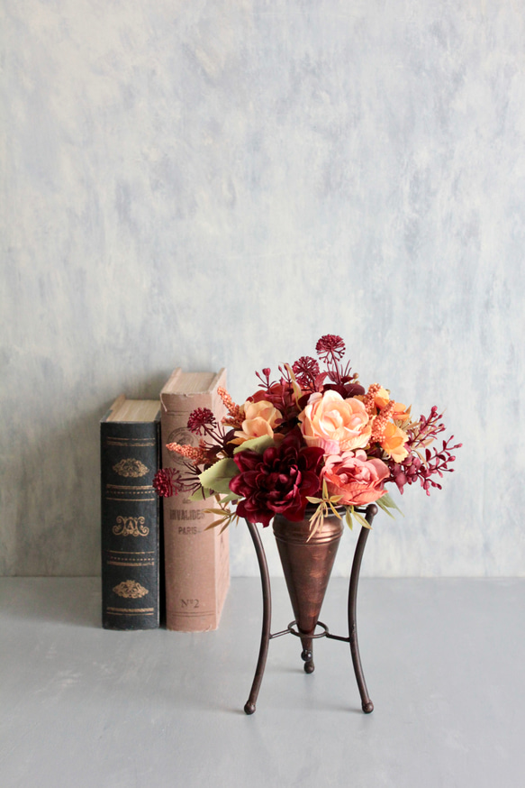 秋色ローズと小花が溢れるナチュラルアレンジメント 8枚目の画像