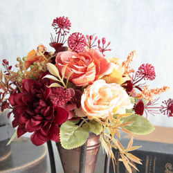 秋色ローズと小花が溢れるナチュラルアレンジメント 7枚目の画像