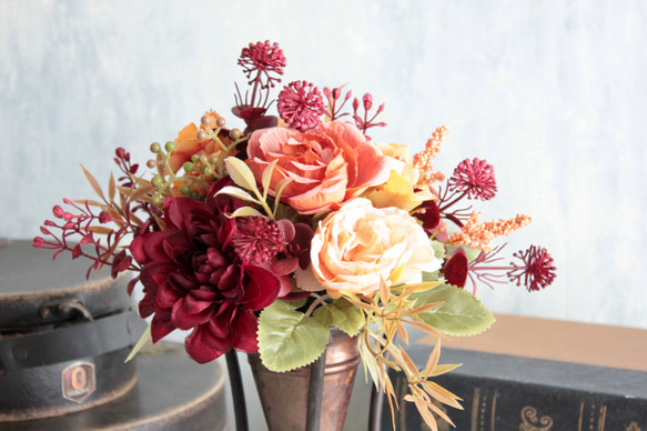 秋色ローズと小花が溢れるナチュラルアレンジメント 7枚目の画像