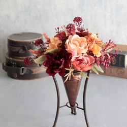 秋色ローズと小花が溢れるナチュラルアレンジメント 9枚目の画像